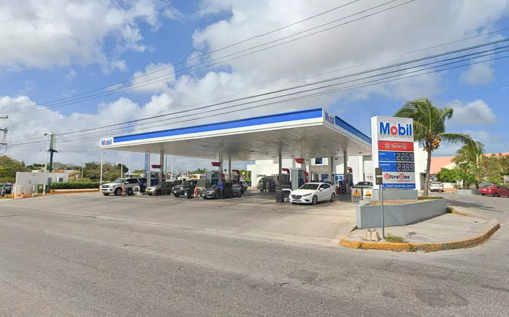 01-qroo-gasolinera-mobil-cancun Vista de gasolinera Mobil en Cancún, Quintana Roo, México