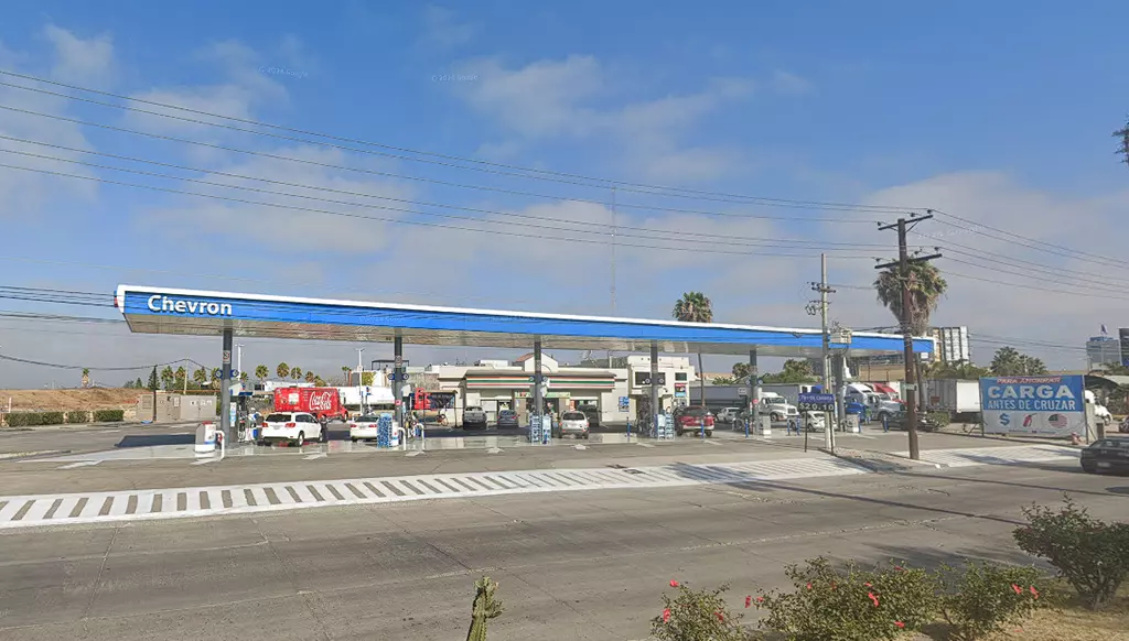05-bc-gasolinera-chevron-tijuana Vista de Gasolinera Chevron en Tijuana, BC, México