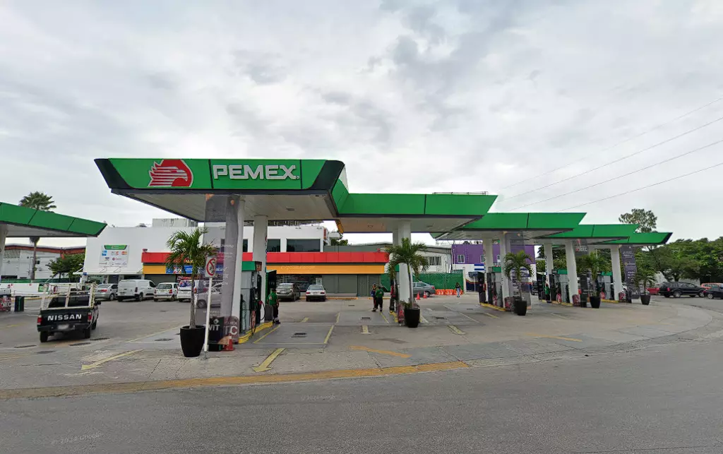 06-qroo-gasolinera-pemex-avenida-jose-cancun Vista de gasolinera Pemex Avenida Jose en Cancún, Quintana Roo, México