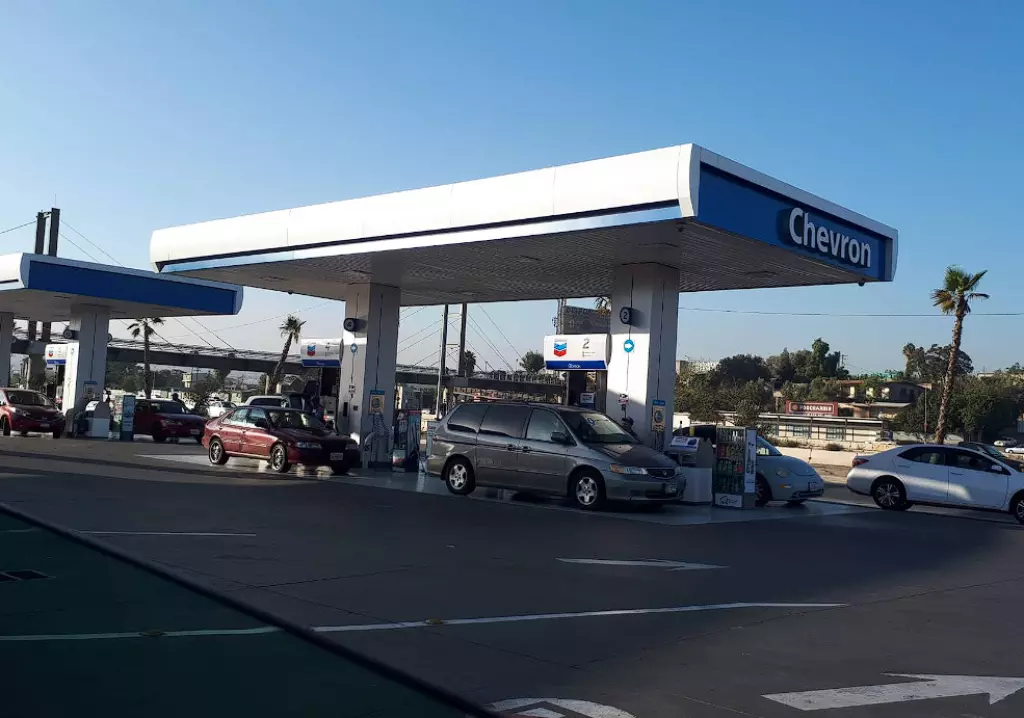 07-bc-gasolinera-chevron-tijuana Vista de Gasolinera Chevron en Tijuana, BC, México