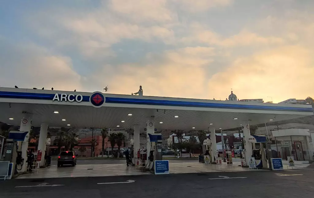 08-bc-gasolinera-arco-tijuana Vista de Gasolinera ARCO en Tijuana, BC, México