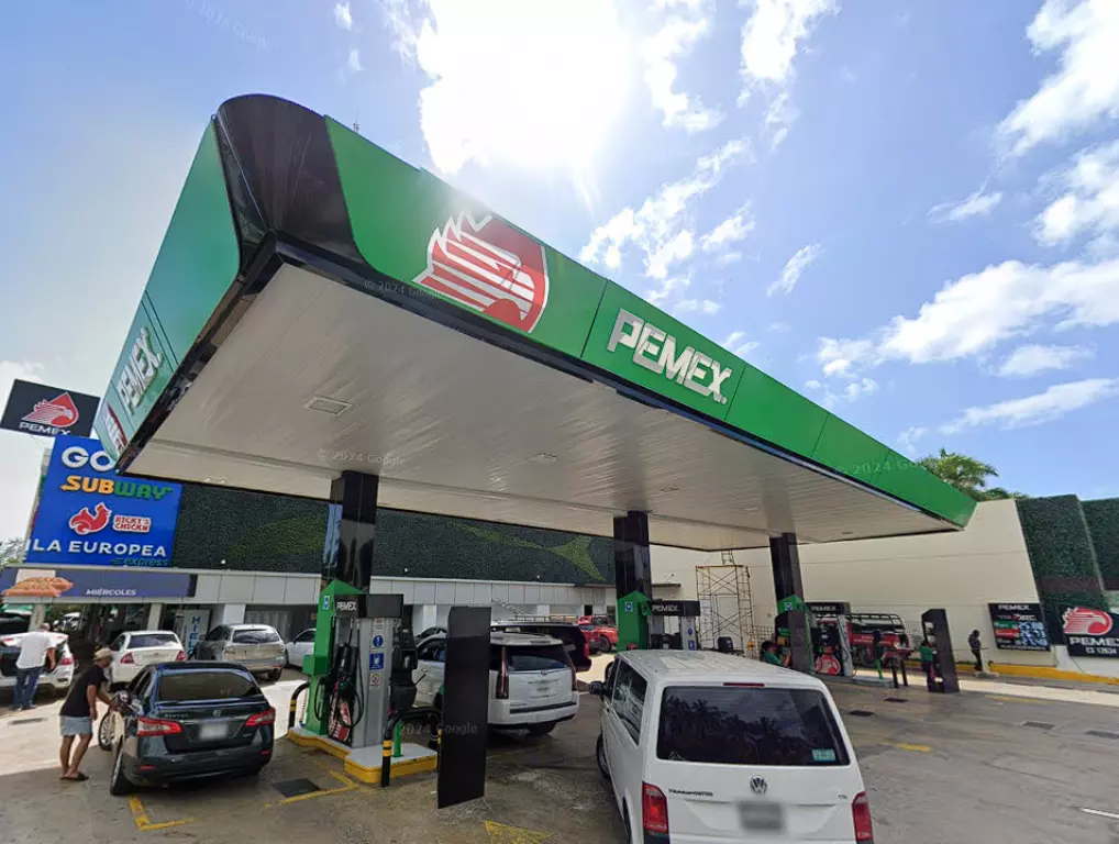 08-qroo-gasolinera-pemex-isla-isabel-cancun Vista de gasolinera Pemex Isla Isabel en Cancún, Quintana Roo, México