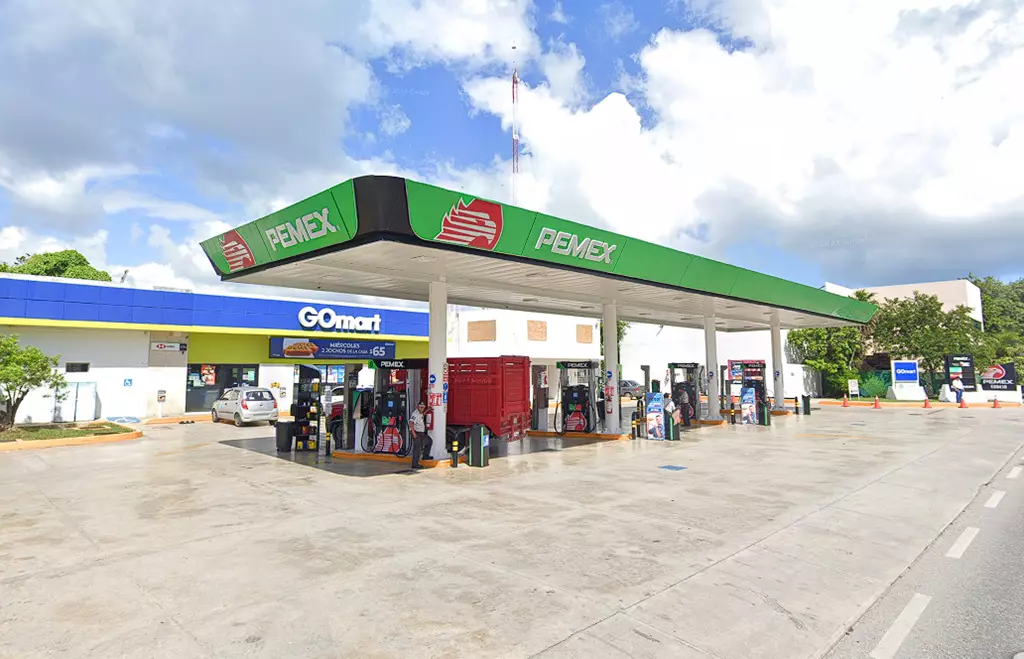 09-qroo-gasolinera-pemex-blvd-kukulcan-cancun Vista de gasolinera Pemex Blvd Kukulcan en Cancún, Quintana Roo, México