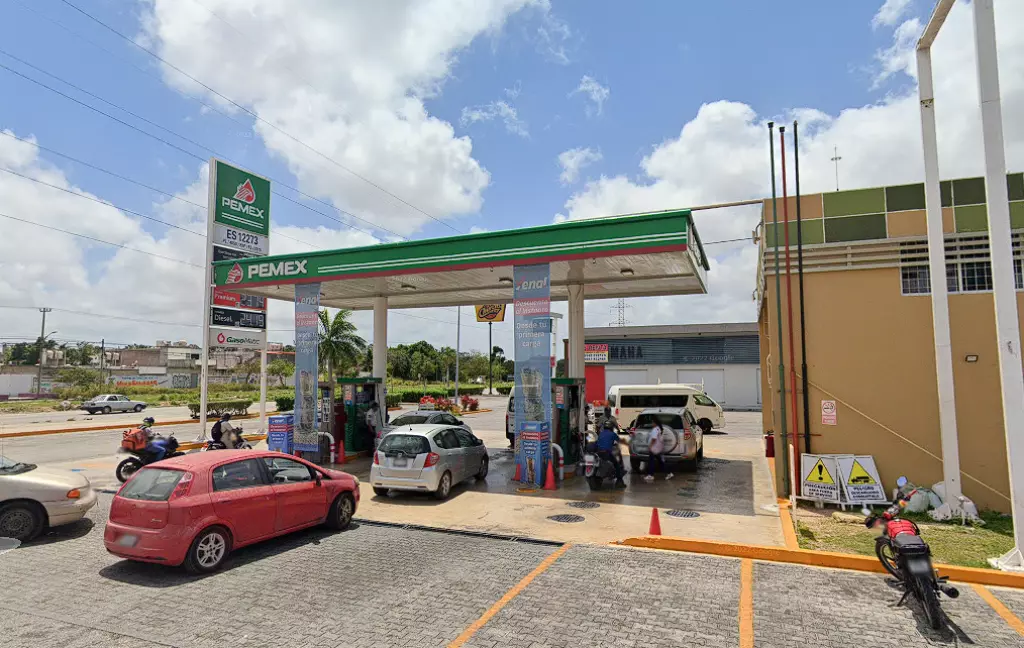 10-qroo-gasolinera-pemex-avenida-20-noviembre-cancun Vista de gasolinera Pemex Avenida 20 de Noviembre en Cancún, Quintana Roo, México